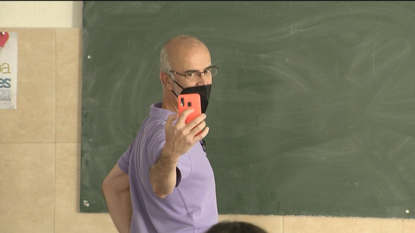 Nos colamos en una clase del profesor de filosofía que triunfa en TikTok dando clases en pijama y bailando