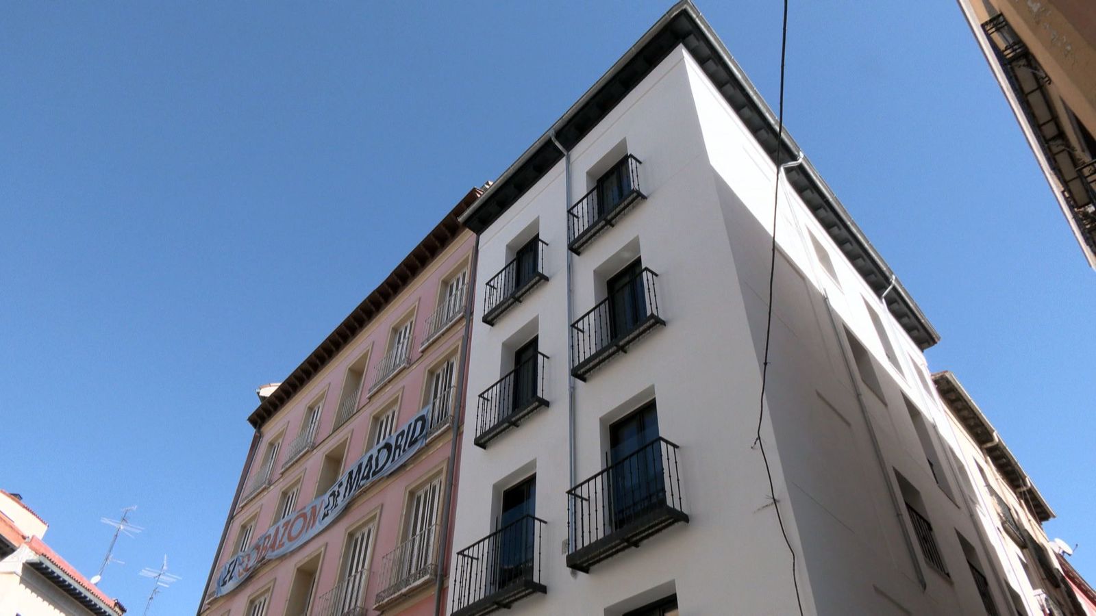 Un grupo de jóvenes okupa un edificio para crear un centro cultural en La Latina