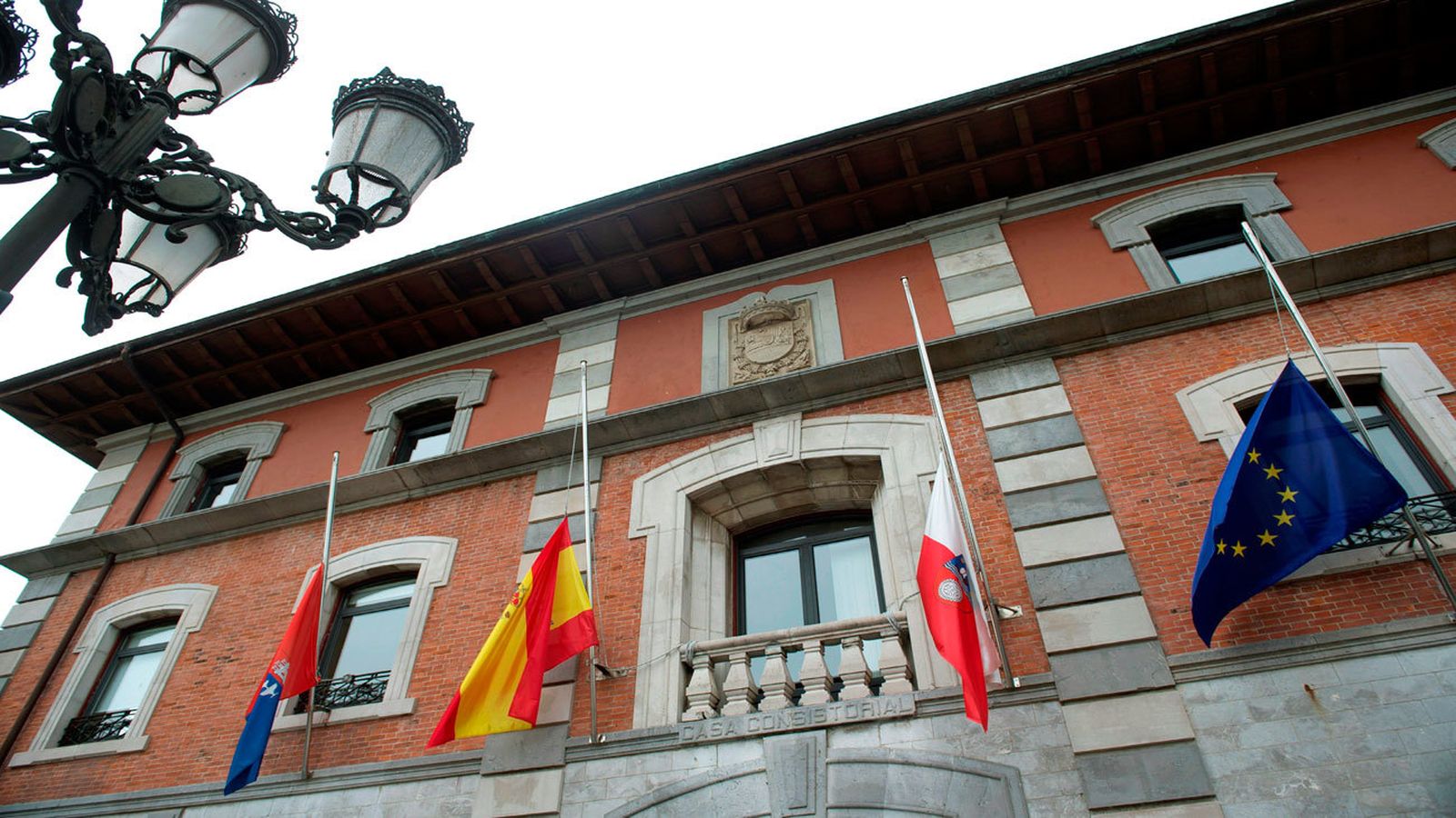 Banderas a media asta en el Ayuntamiento de  Medio Cudeyo