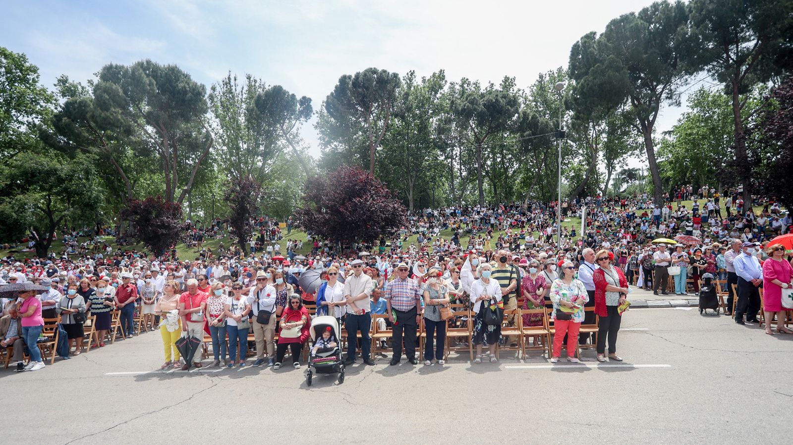Asistentes a la popular misa de campaña que oficia el Cardenal arzobispo de Madrid en la explanada de las inmediaciones de la Ermita de San Isidro