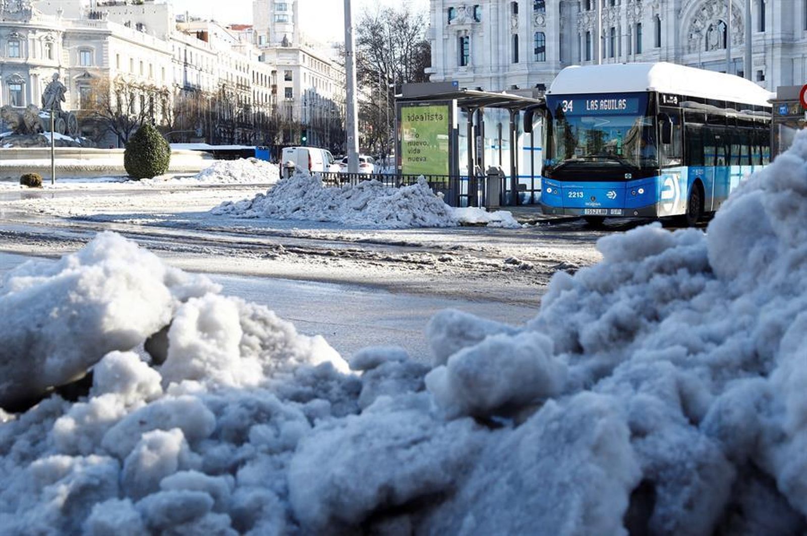 Autobús de la EMT ya circulando entre la nieve en Madrid