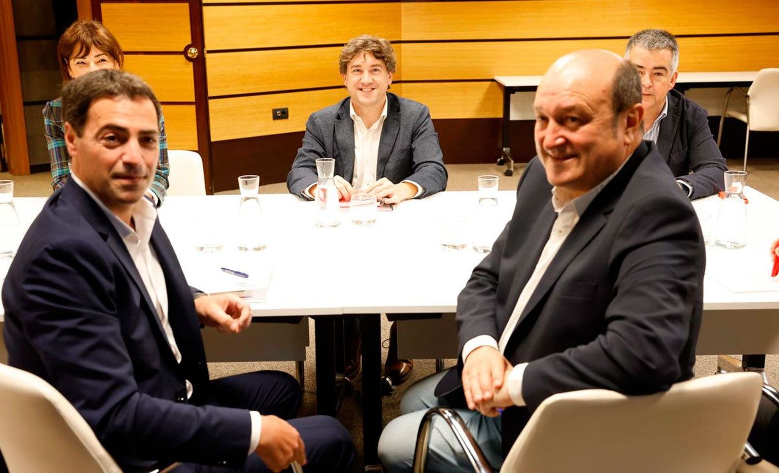 PNV y PSE se reúnen e inician el proceso negociador para constituir el nuevo Gobierno liderado por Pradales