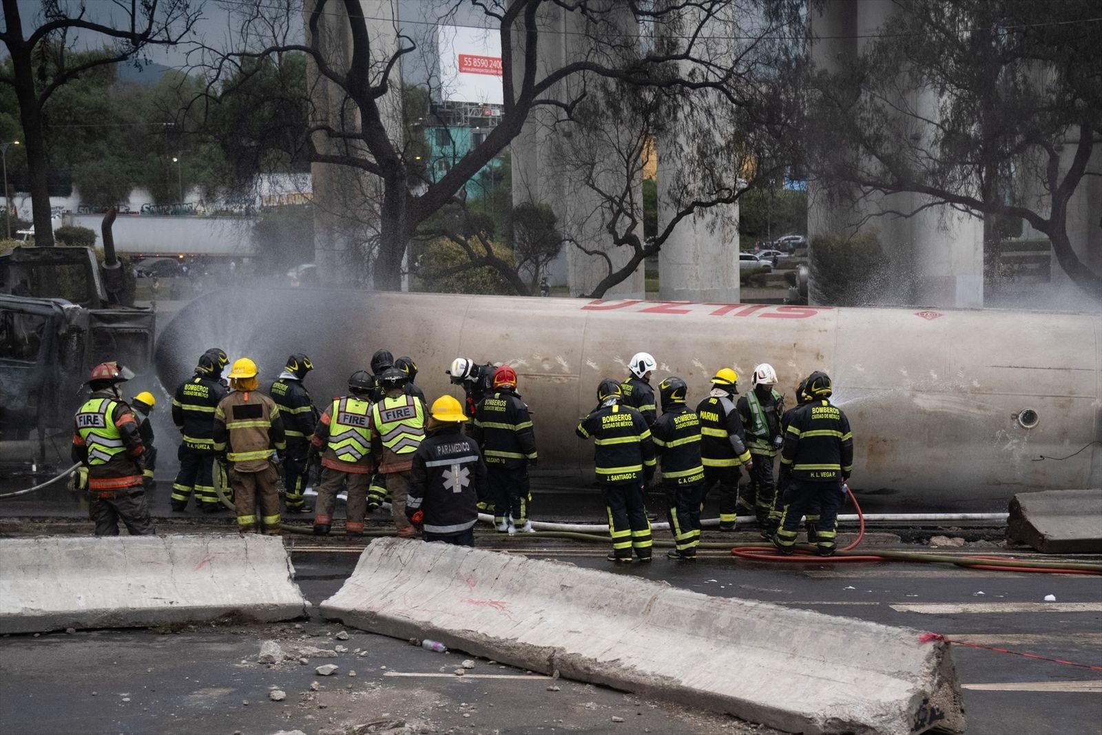 Bomberos extinguen el fuego tras estallar un camión cargado de gas GLP
