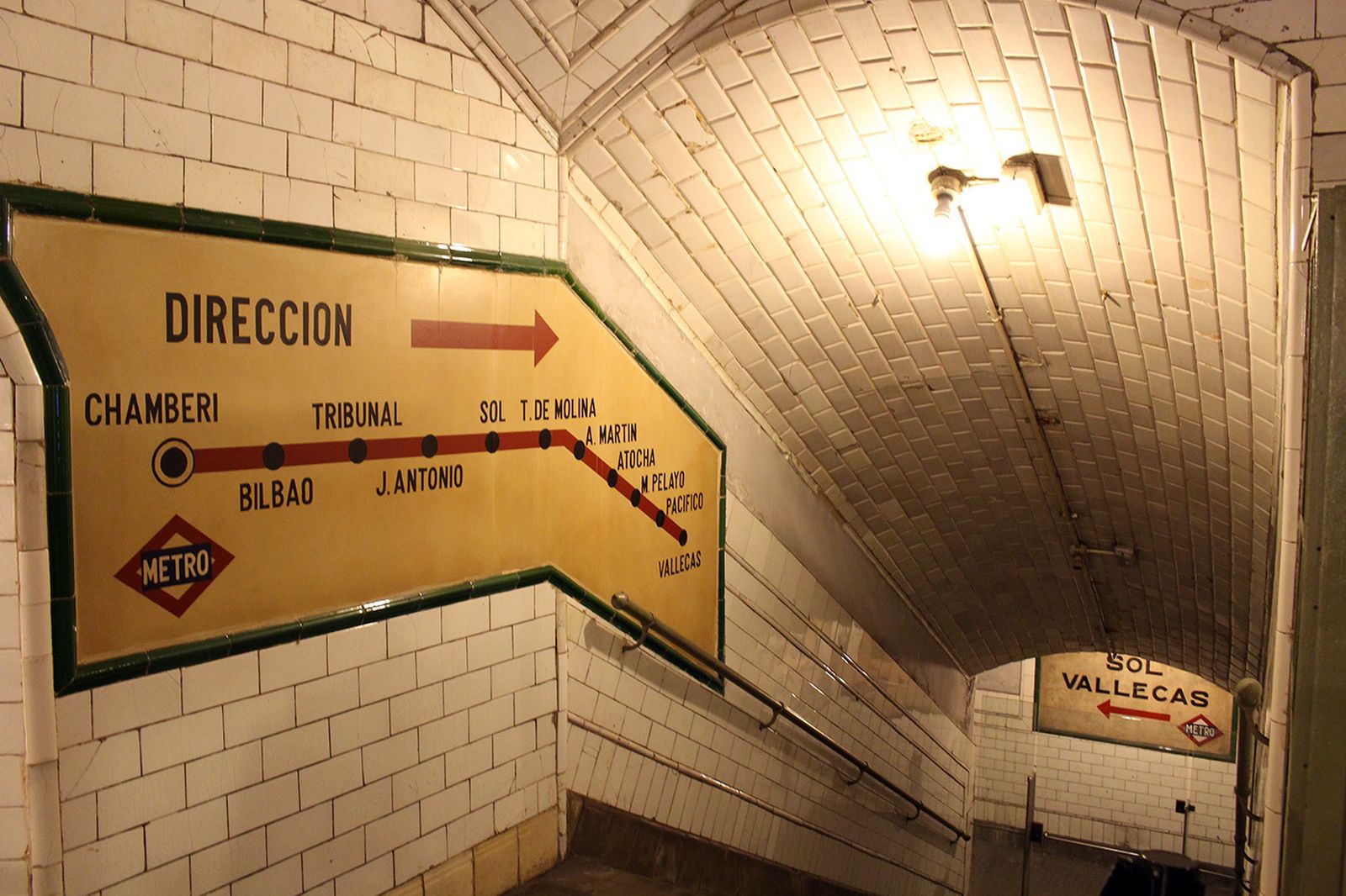 Escaleras en la estación-museo de Chamberí