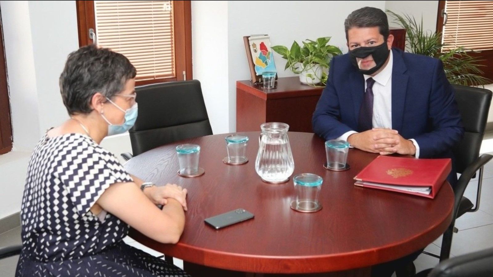 PP, Cs y Vox piden que González Laya explique en el Congreso su reunión con Picardo