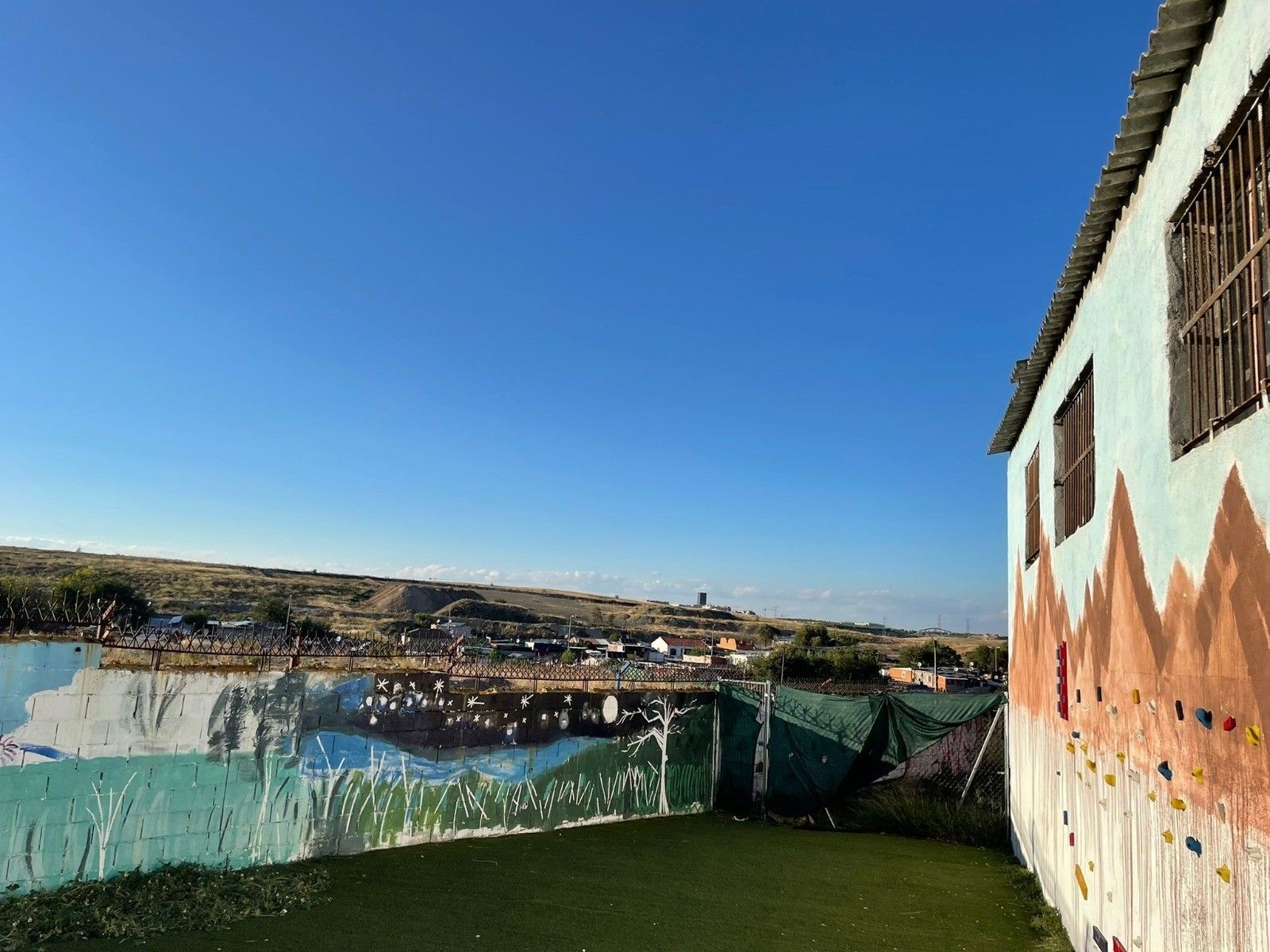 Cáritas denuncia la situación "inhumana" de las familias de la Cañada Real por la falta de luz