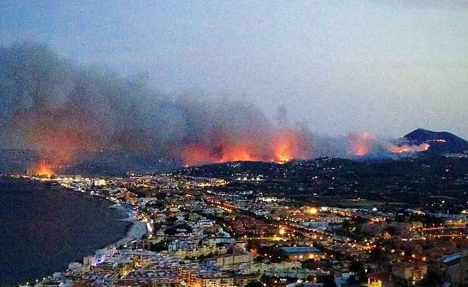 El incendio de Jávea se reaviva y quema varios chalets en La Granadella