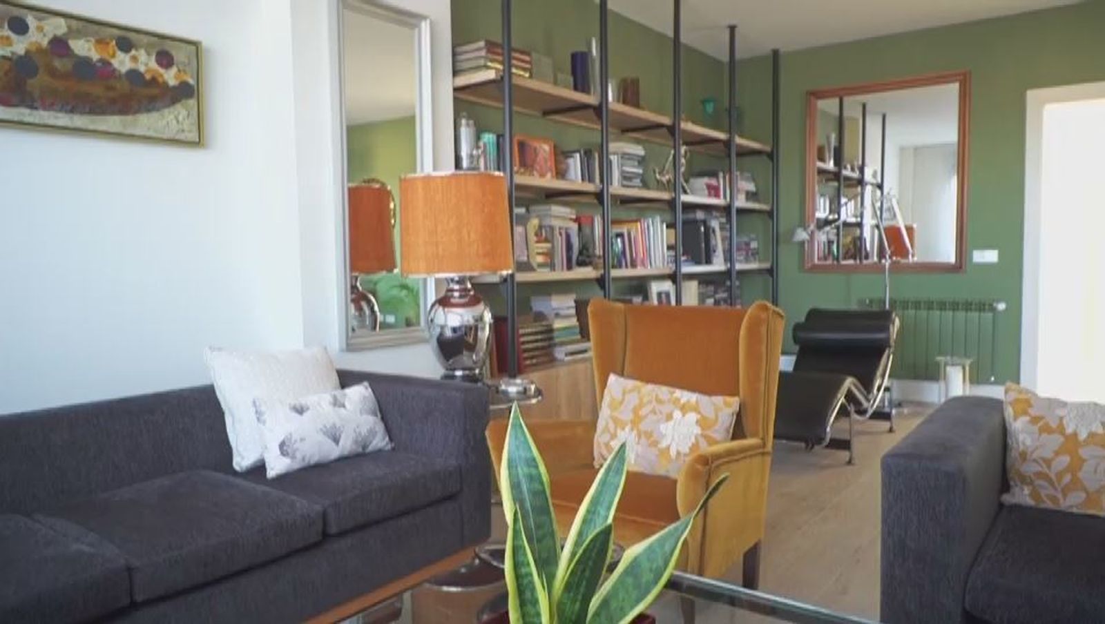 Este es el salón del maravilloso dúplex en donde vive Goyo González.