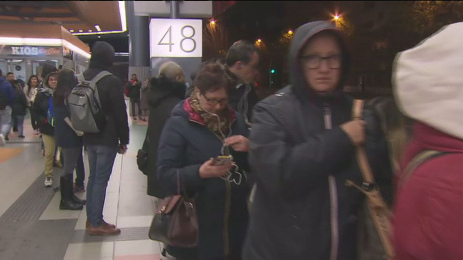 Esperas de hasta hora y media en la segunda huelga de 24 horas de la EMT