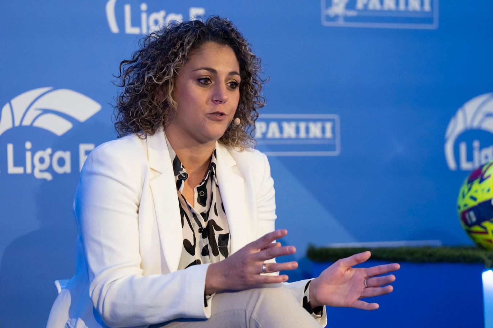 Beatriz Álvarez: "La liga no genera lo suficiente para afrontar las exigencias de las futbolistas"