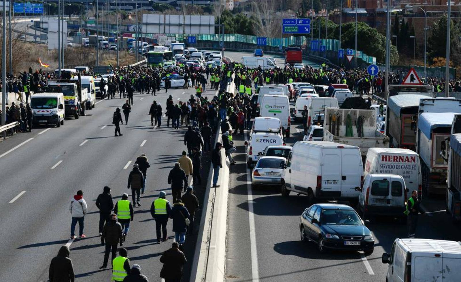 Cortes de taxistas en la M40 de Madrid, cerca del recinto ferial en el que se celebra FITUR.