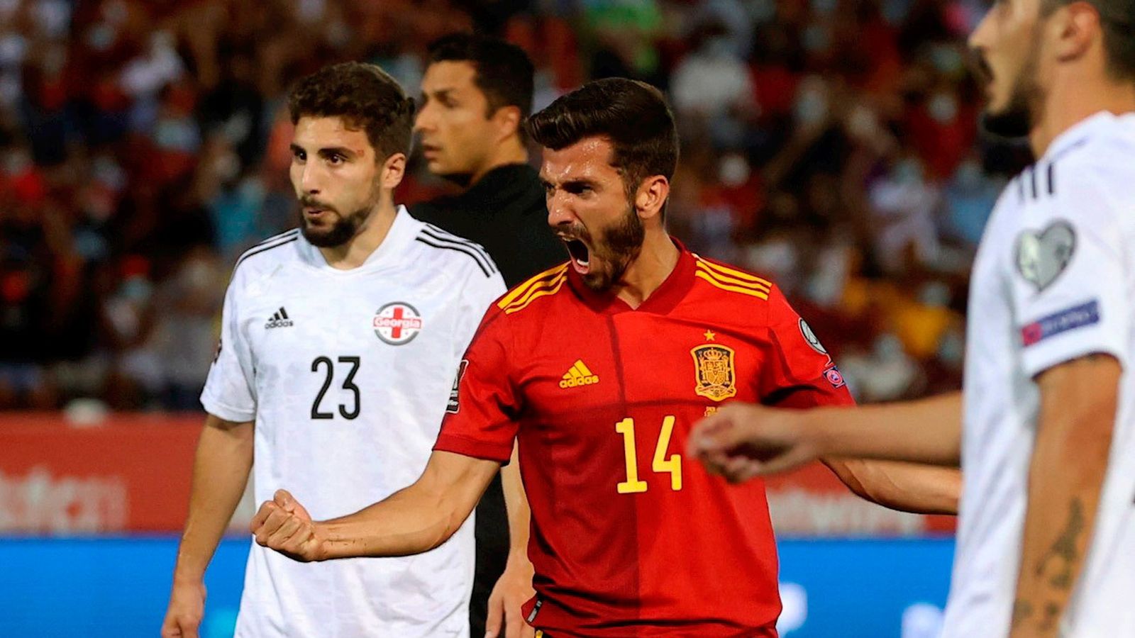 El lateral valencianista Gayá celebra el 1-0 que abría la cuenta goleadora de la selección española
