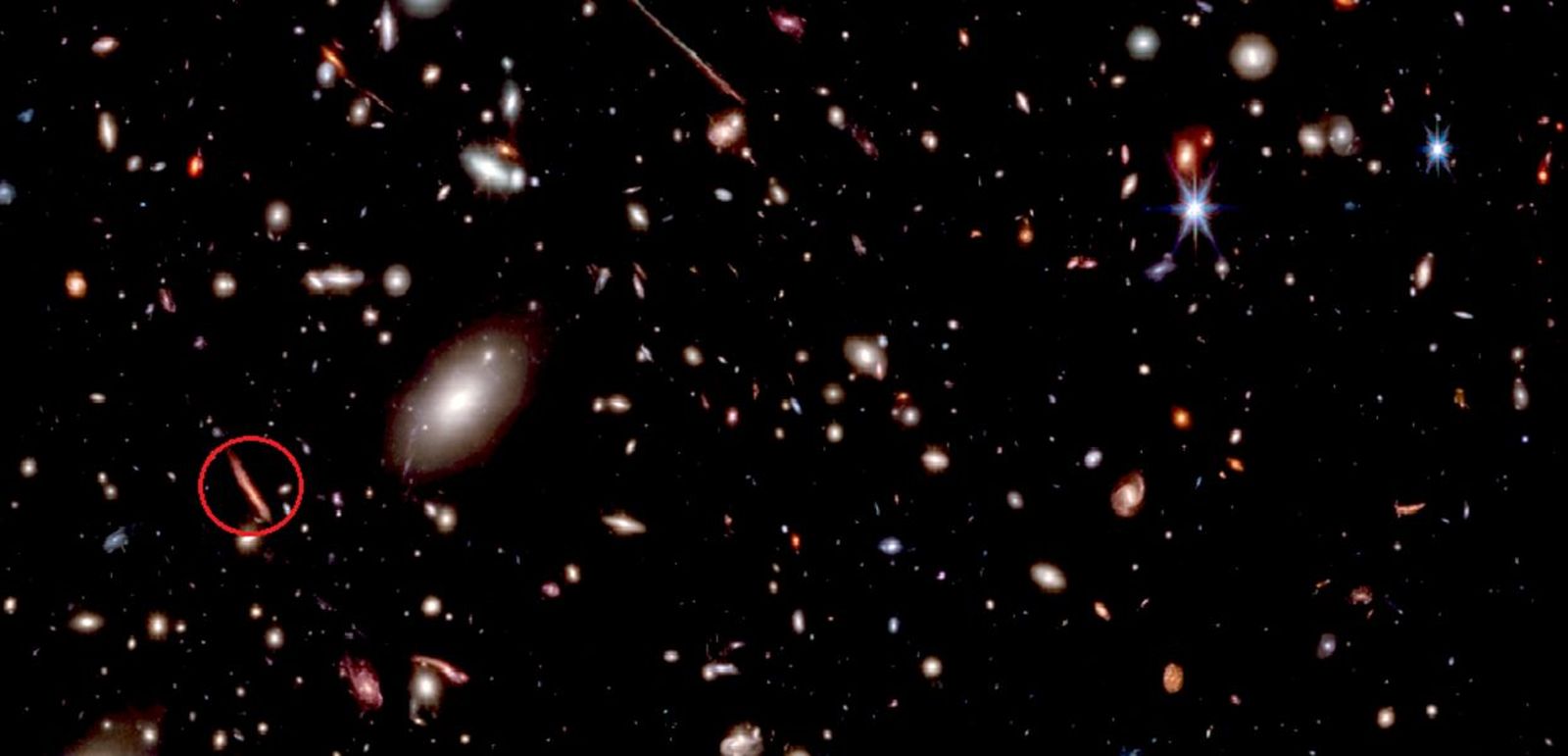 En la imagen, señalada en rojo, se observa la supergigante roja Quyllur