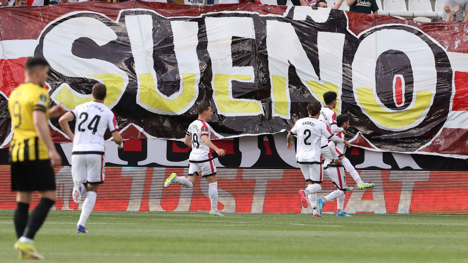 El Rayo gana al AEK