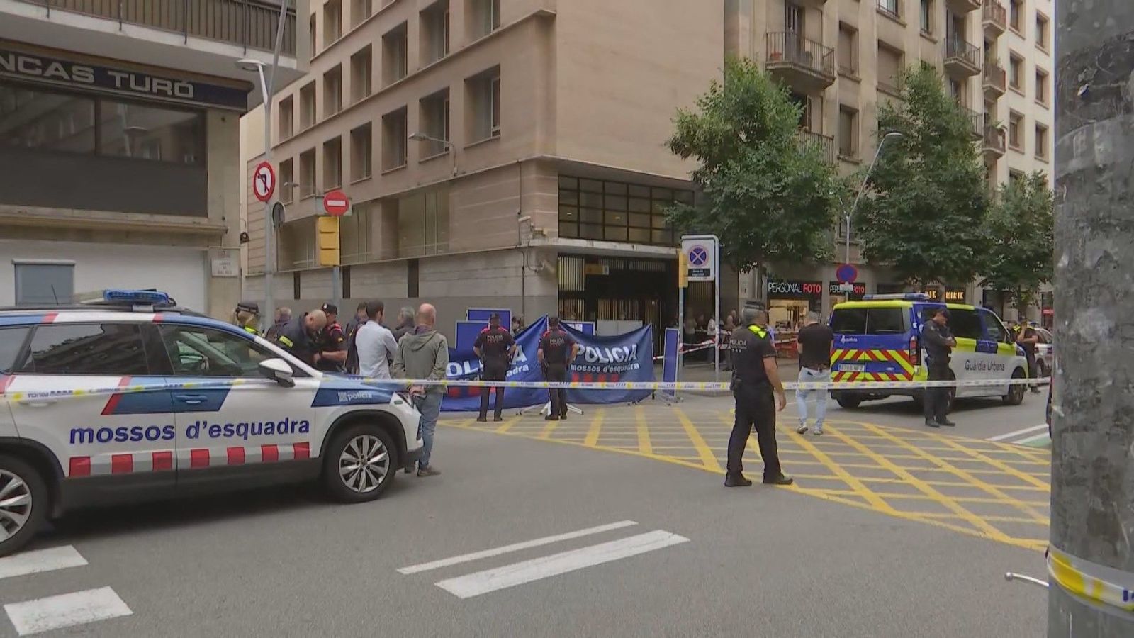 Asesinado un hombre de un tiro en la cabeza junto a una comisaría de Policía en Barcelona