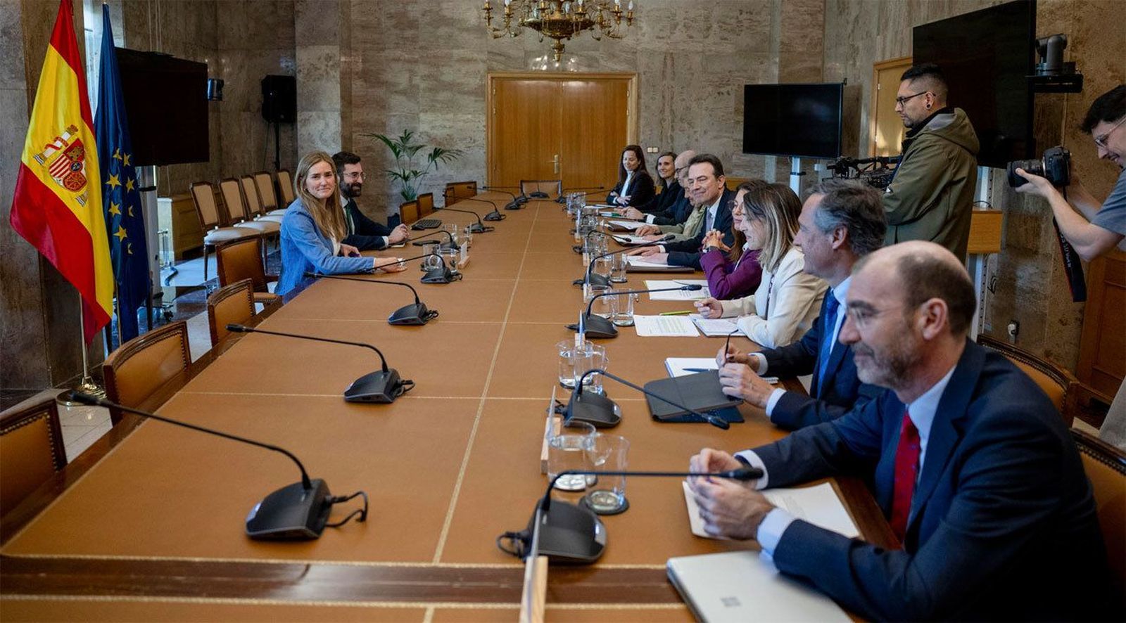 El Gobierno y los sectores gasista y petrolero constatan la normalidad en el suministro a España