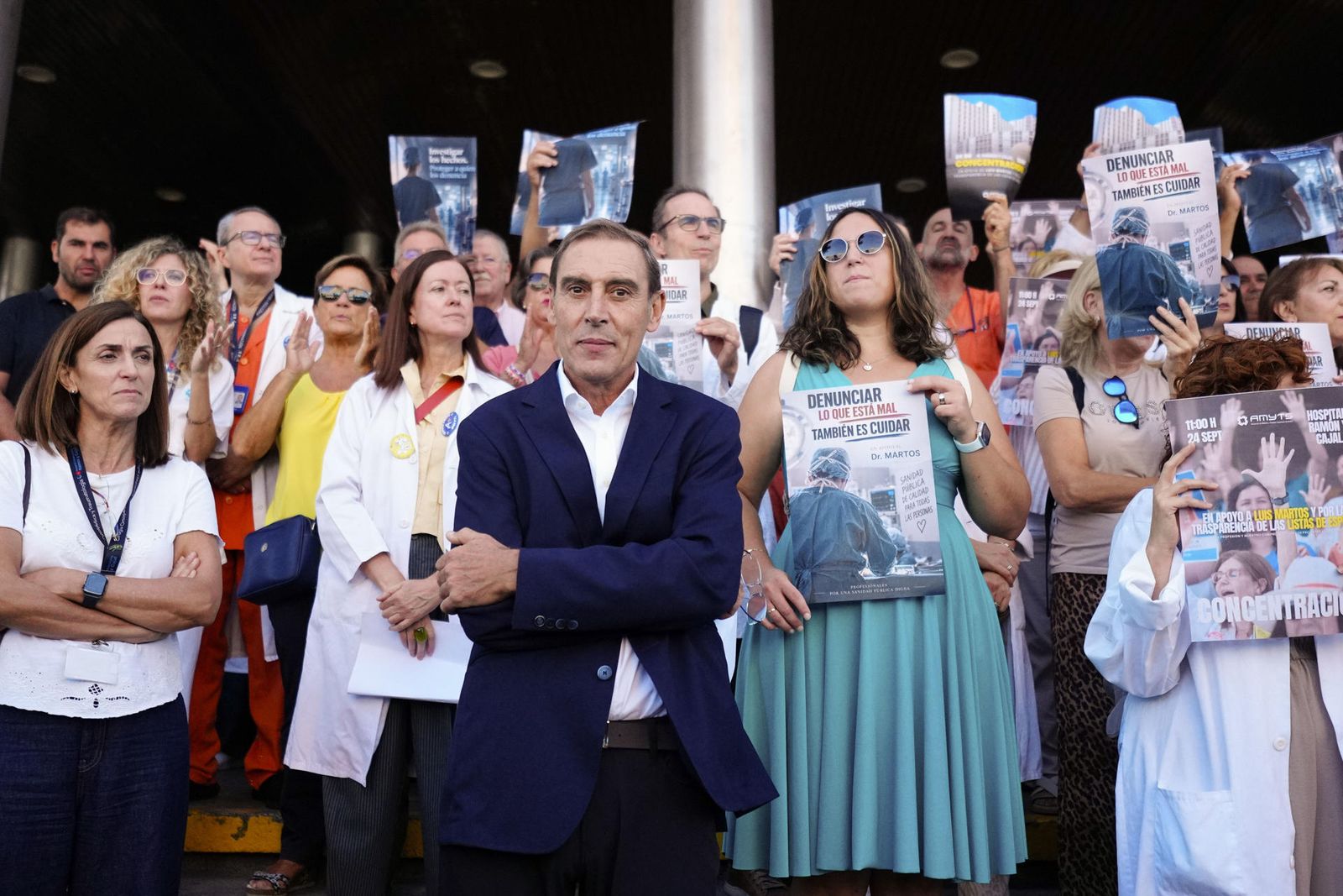 El cirujano del Hospital Ramón y Cajal Luis  Martos durante la concentración en su apoyo del sindicato médico Amyts este jueves