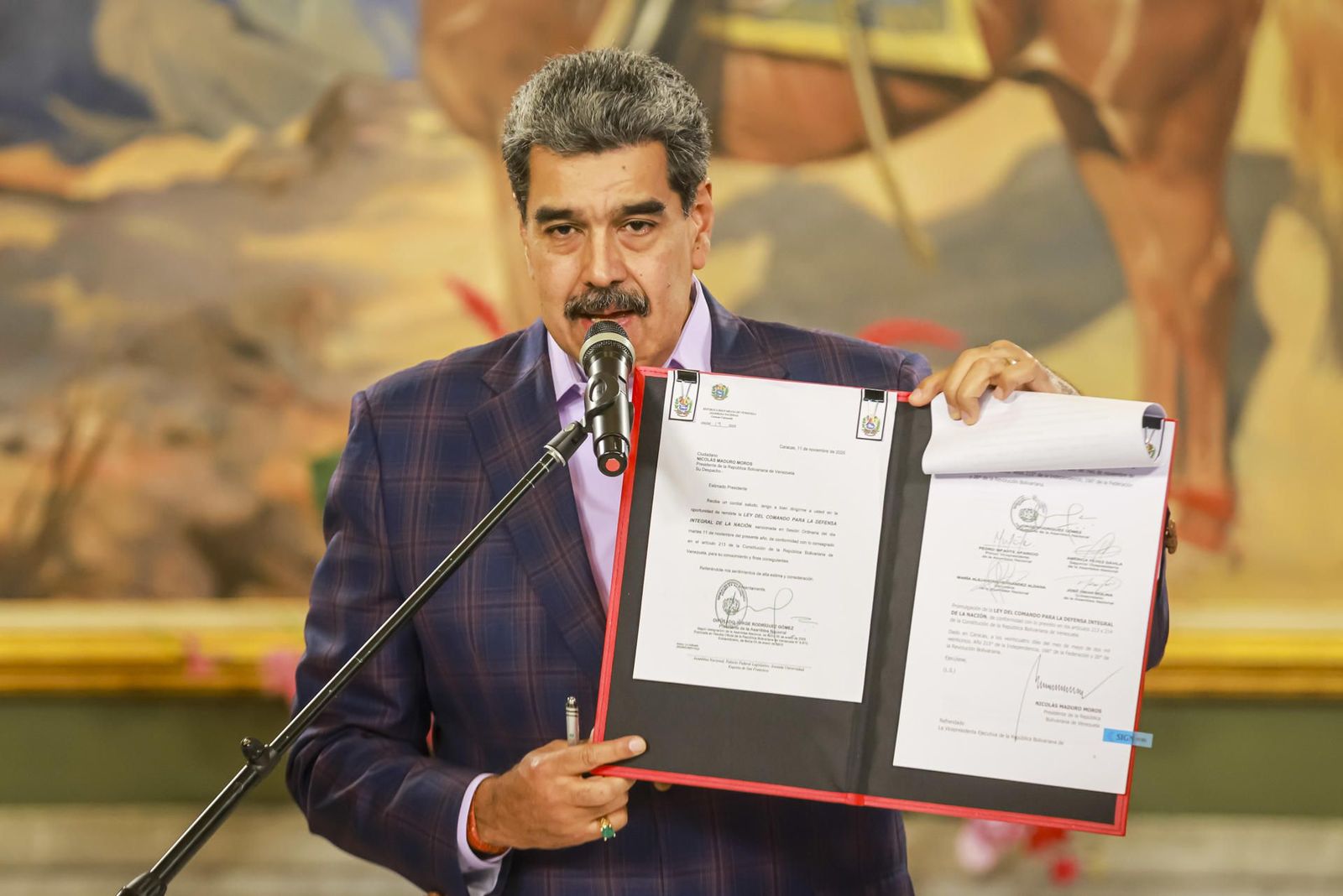 Maduro ordena crear comandos de defensa en caso de "lucha armada" ante el despliegue de EEUU en el Caribe