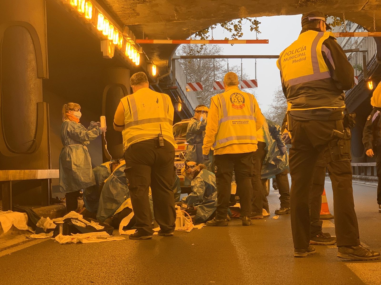 Sanitarios de Emergencias atienden al motorista accidentado