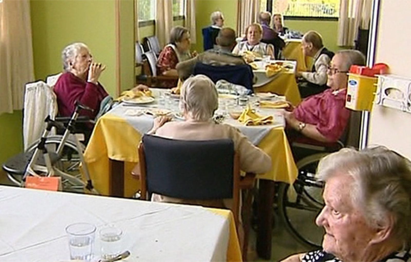 ancianos_residencia_470