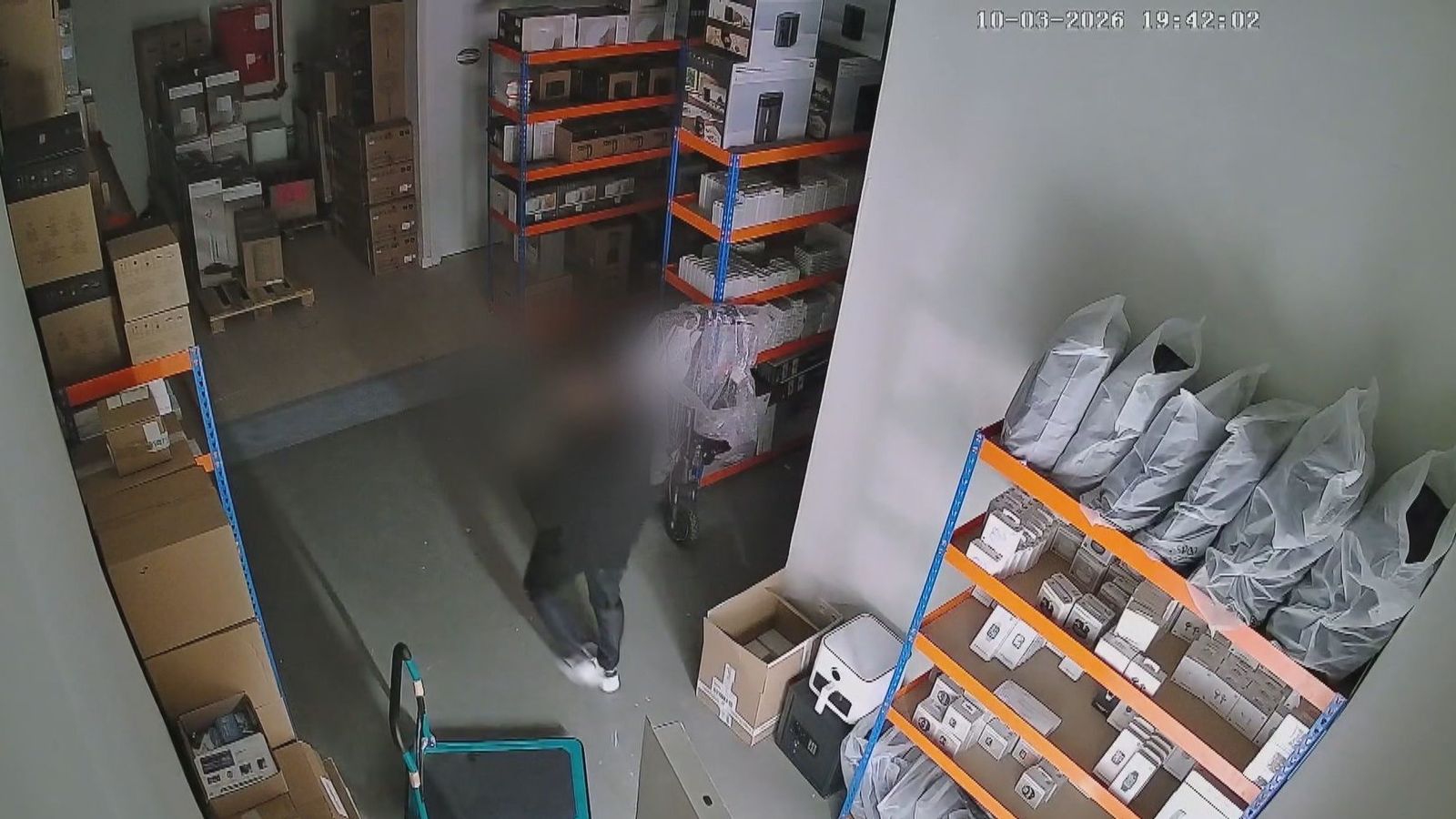 Detenidas tres personas por robar 25 móviles de una tienda de Arroyomolinos