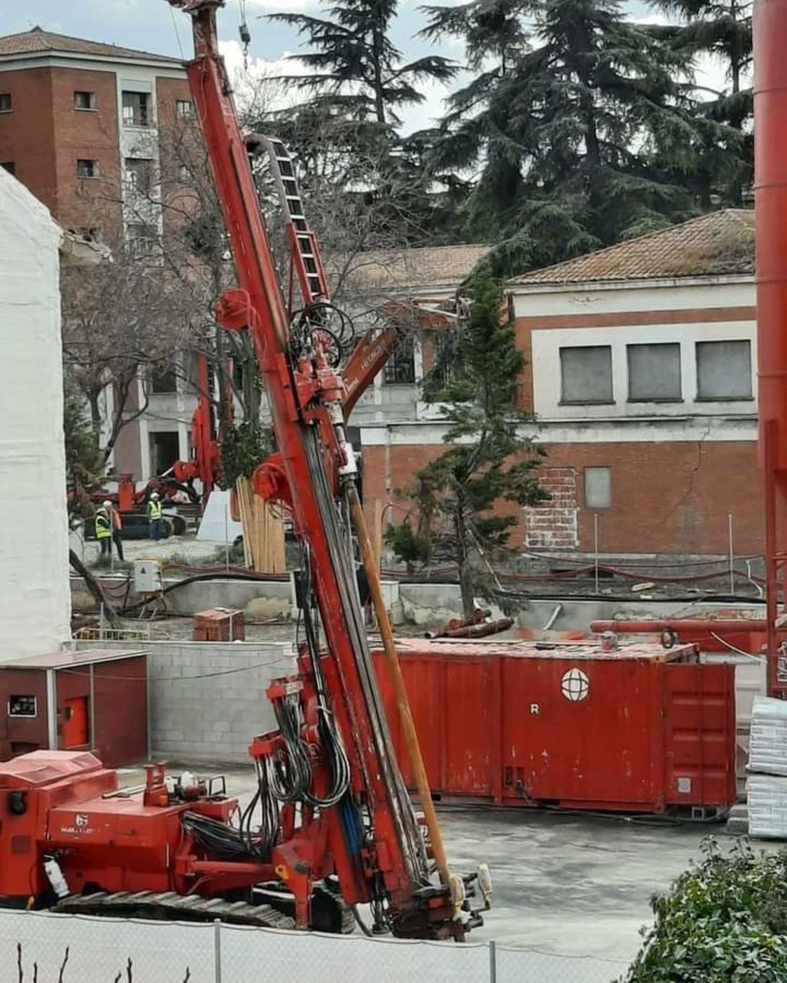Demolición en el complejo El Pilar de San Fernando de Henares
