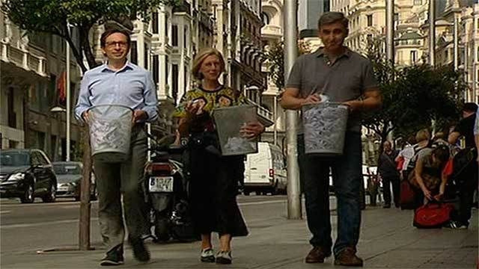 UPyD lanza en la calle su campaña "Pasa la bola"