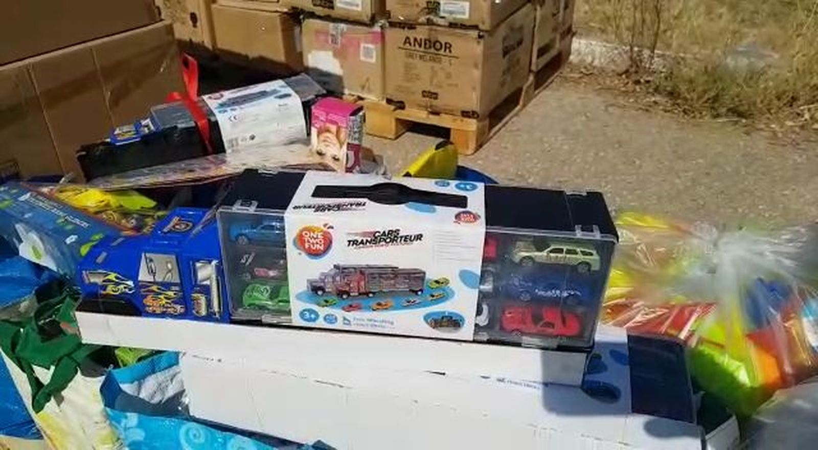 Juguetes para los niños afganos que llegan a Torrejón de Ardoz