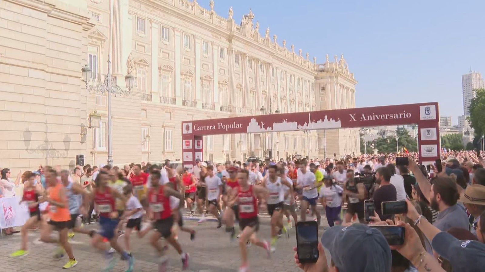 5.000 corredores celebran en Madrid los diez años de la proclamación de Felipe VI