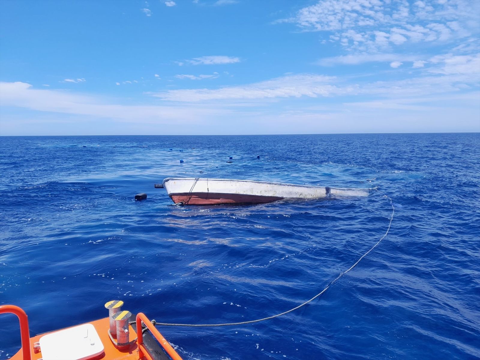 Cayuco hundido en aguas al sur de Tenerife
