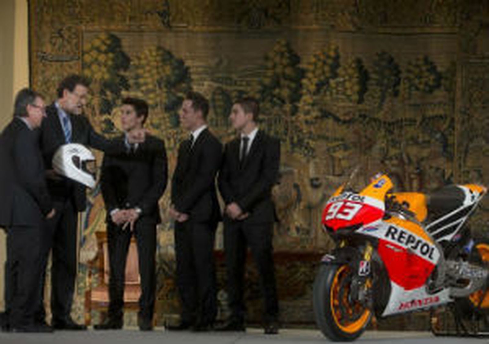 Rajoy, con los campeones del mundo de motociclismo