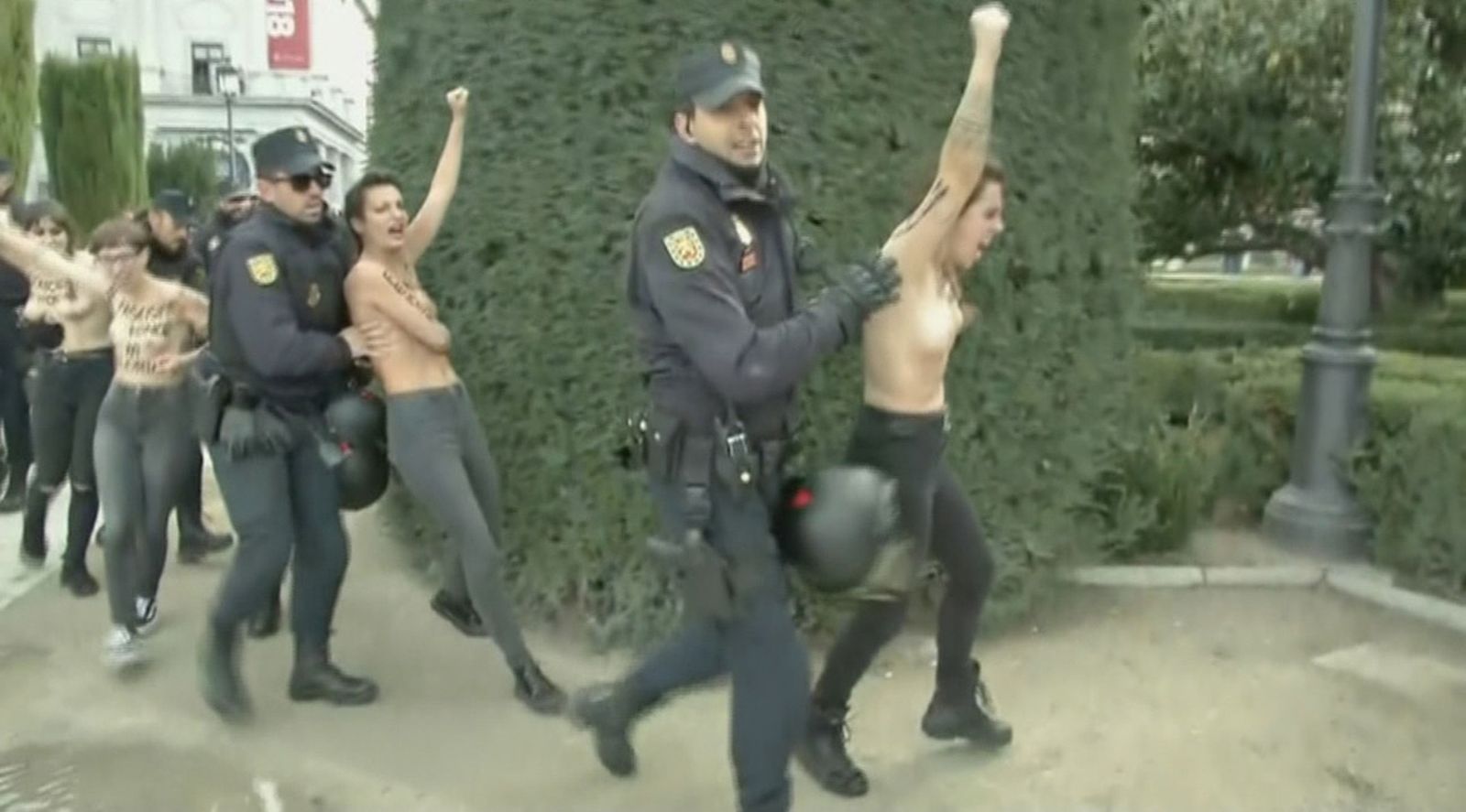 Activistas de Femen irrumpen en una marcha contra la ley de memoria histórica
