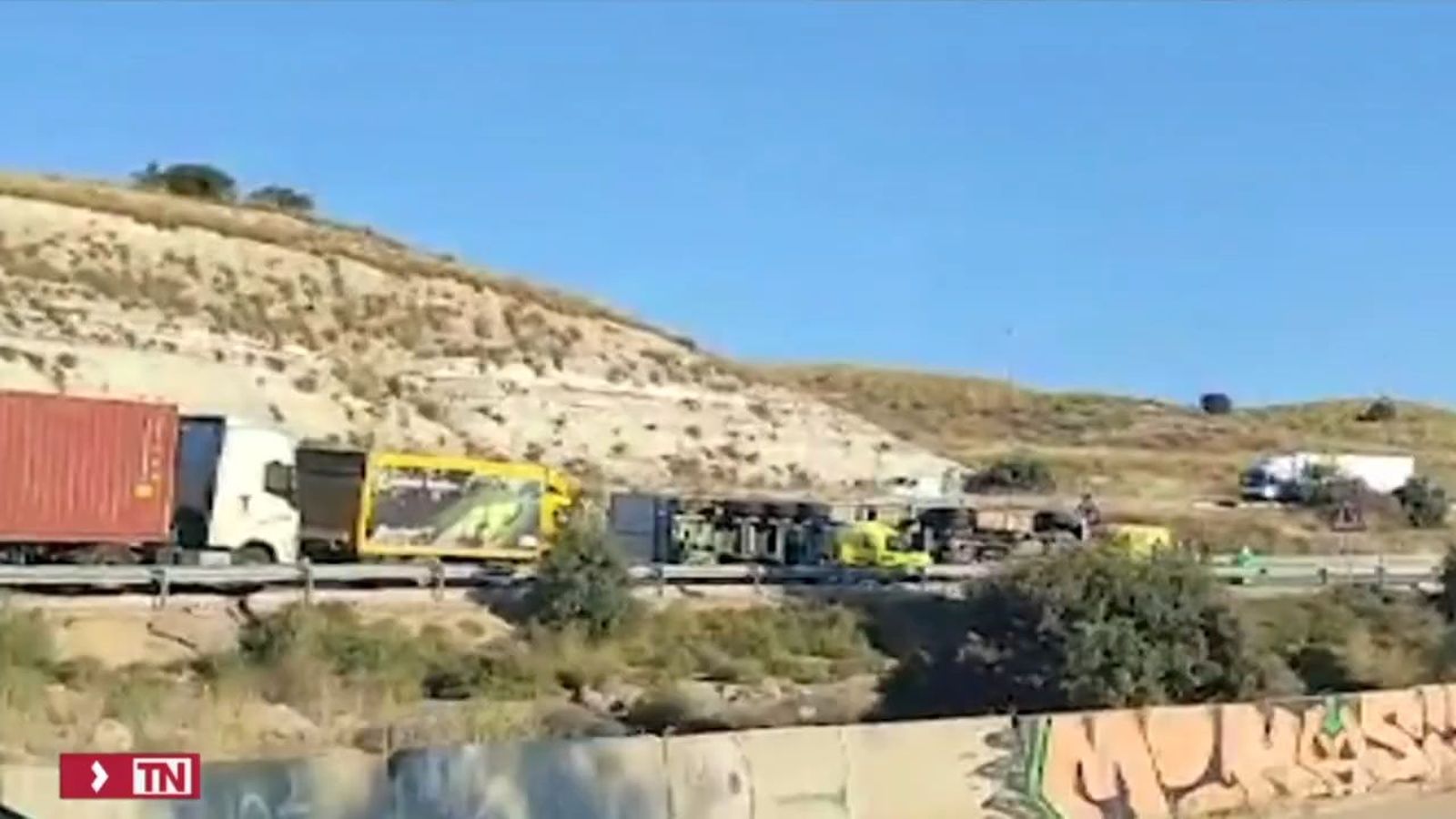 Casi 5 horas después del accidente en la A-3,  vacían la carga del camión volcado para poder levantarlo y retirarlo