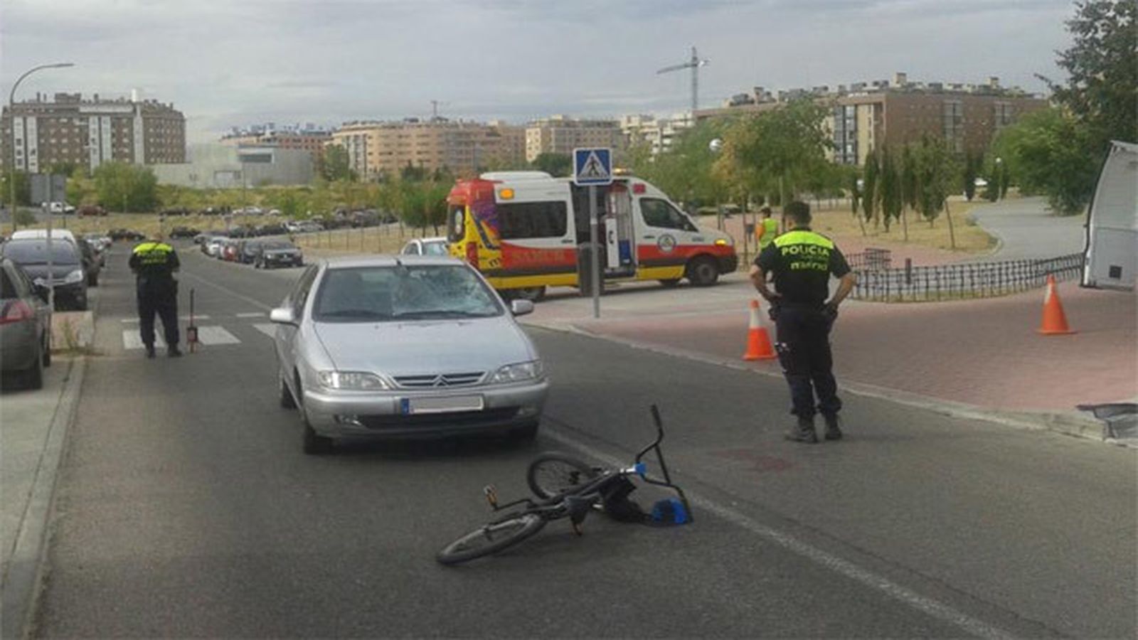 En estado muy grave un joven de 17 años tras  ser atropellado en Sanchinarro cuando iba con su bicicleta