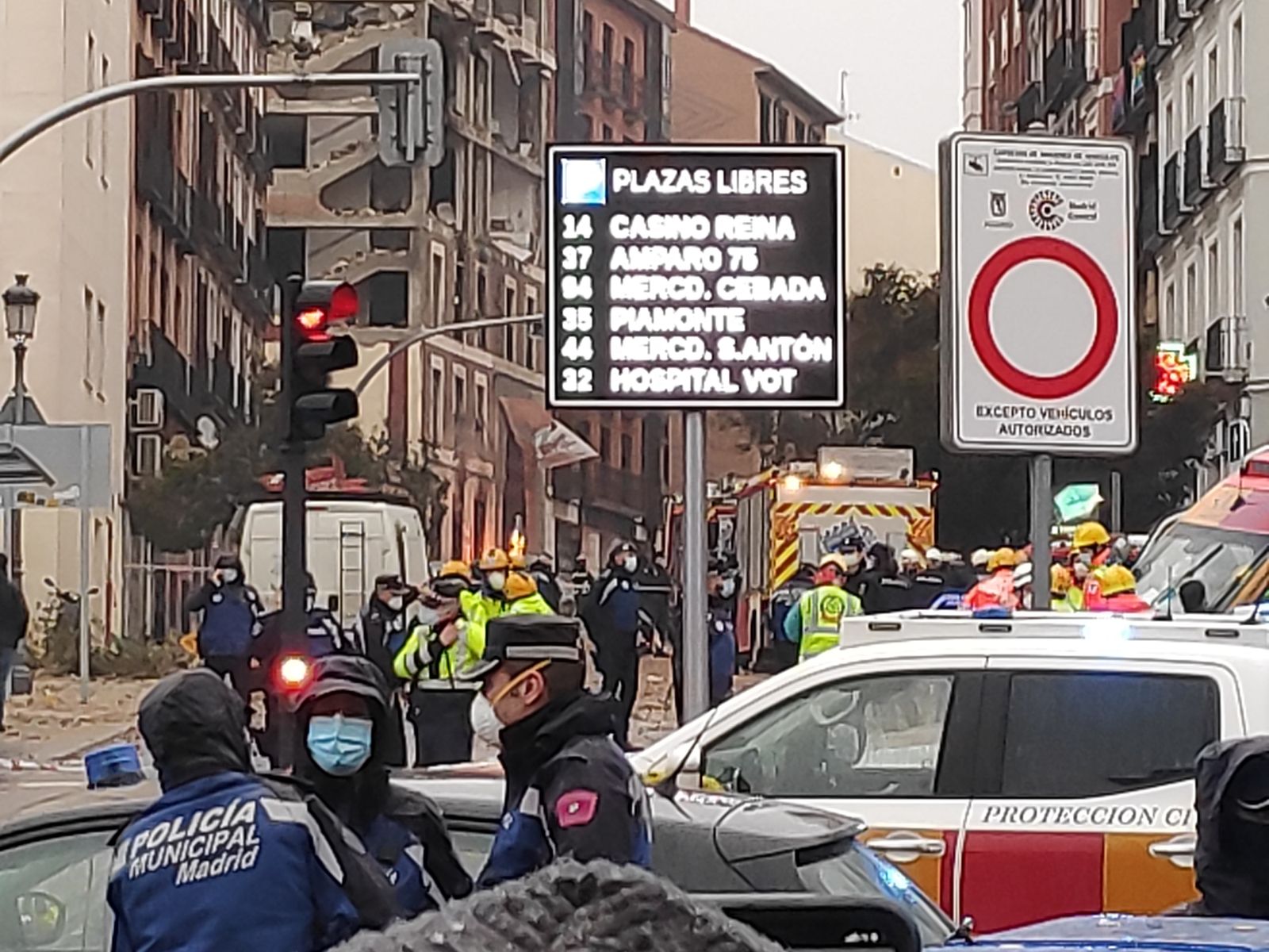 Vista de la calle Toledo cortada por los servicios de emergencia y seguridad