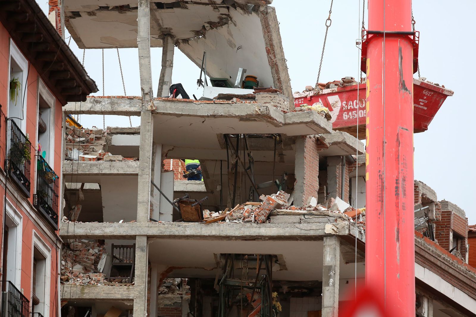 Trabajos de demolición y desescombro de los edificios afectados en la explosión de la calle Toledo