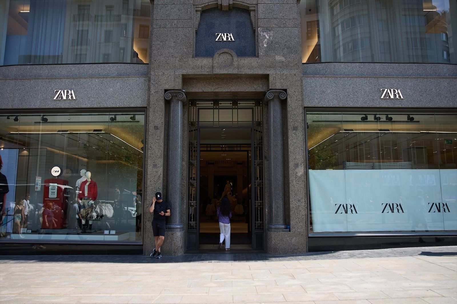 Entrada a la tienda de Zara