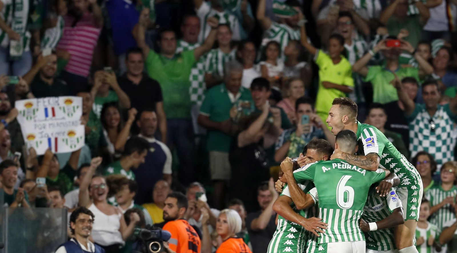 El Betis celebra un gol ante su afición