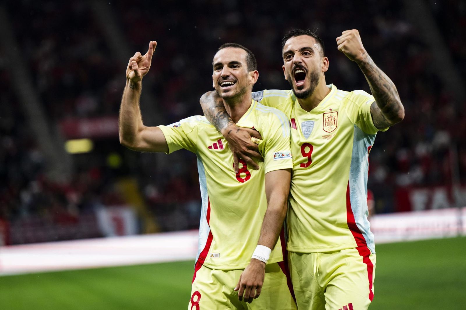 Joselu y Fabián celebran un gol de España ante Suiza
