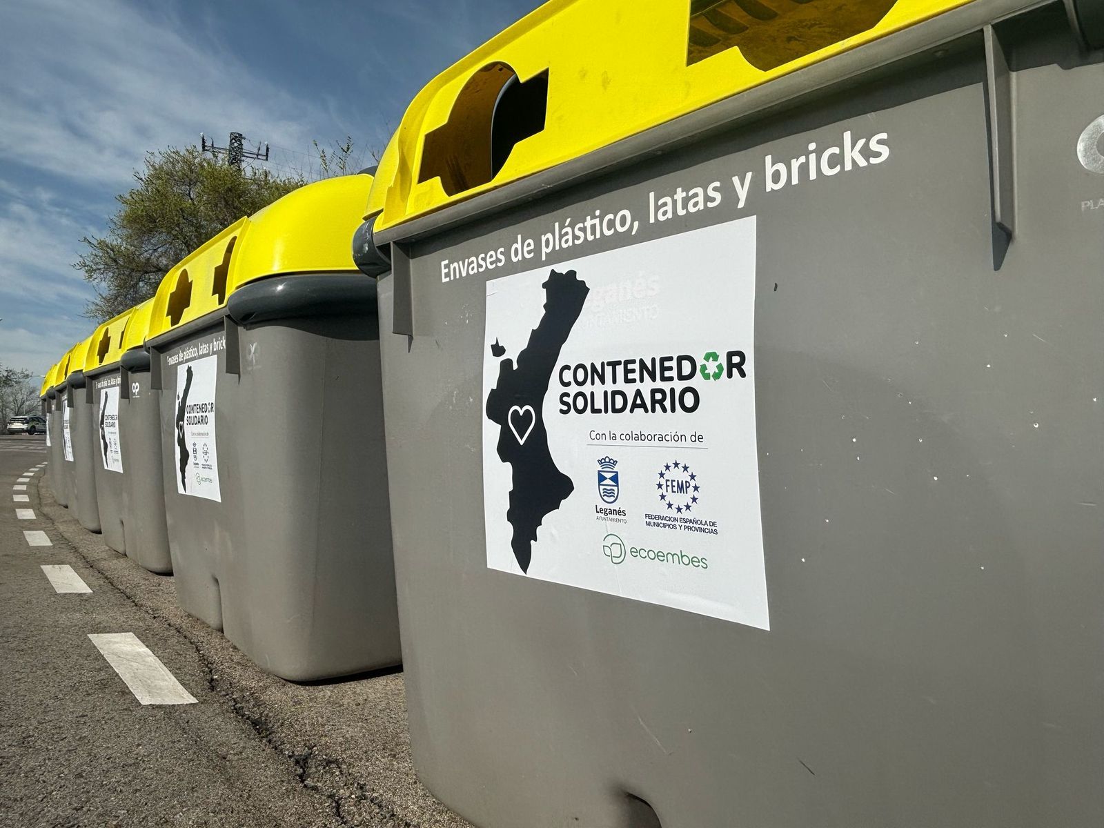 Contenedores donados por ayuntamientos madrileños a localidades valencianas afectadas por la DANA de octubre de 2024