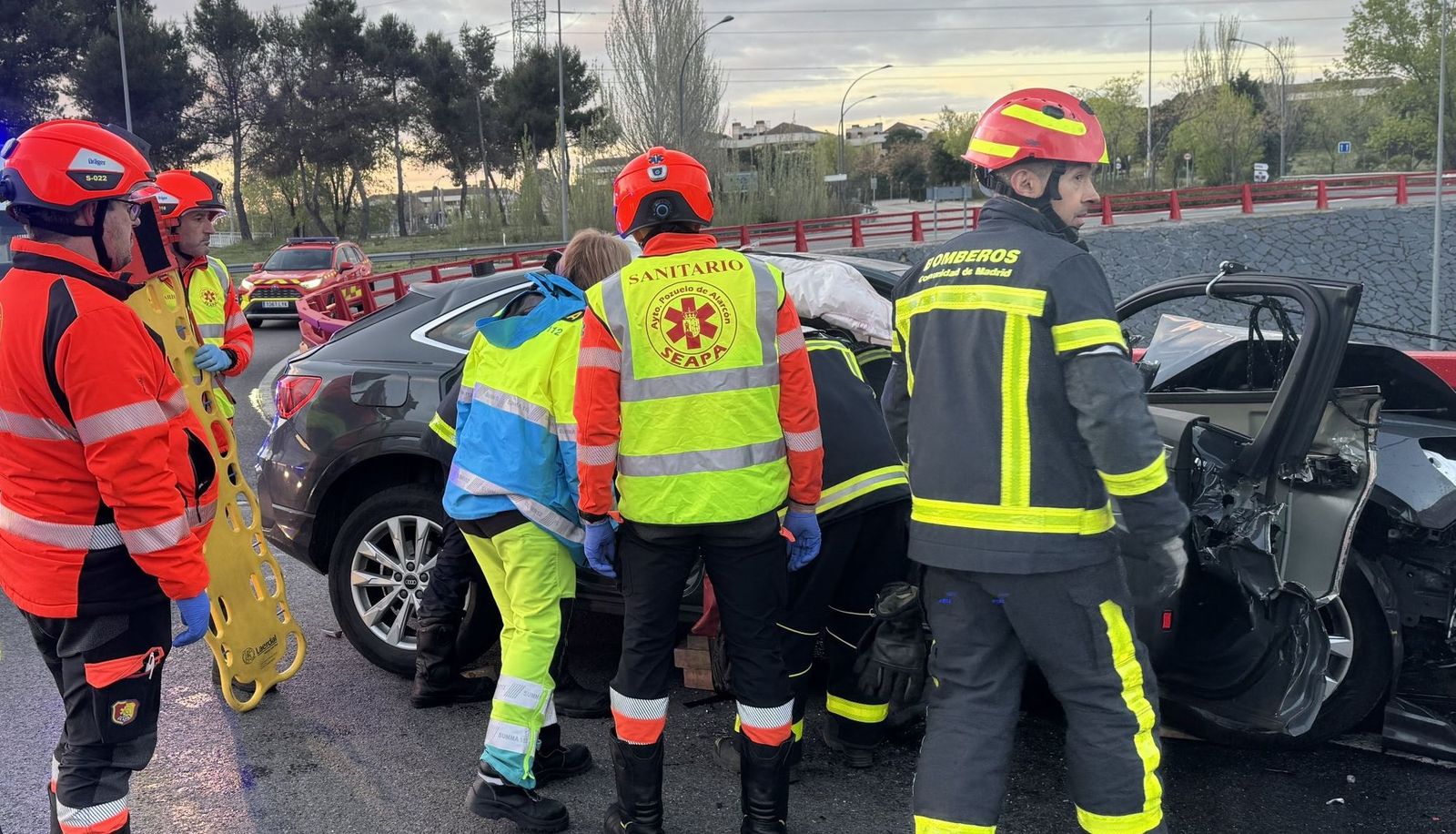 Herido al colisionar contra la valla de una rotonda elevada en Pozuelo