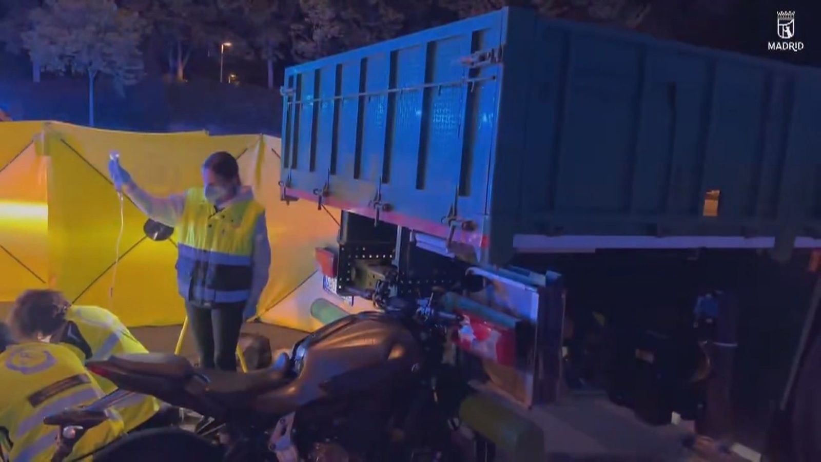 Muere un motorista de 29 años tras chocar con un camión en Arganzuela
