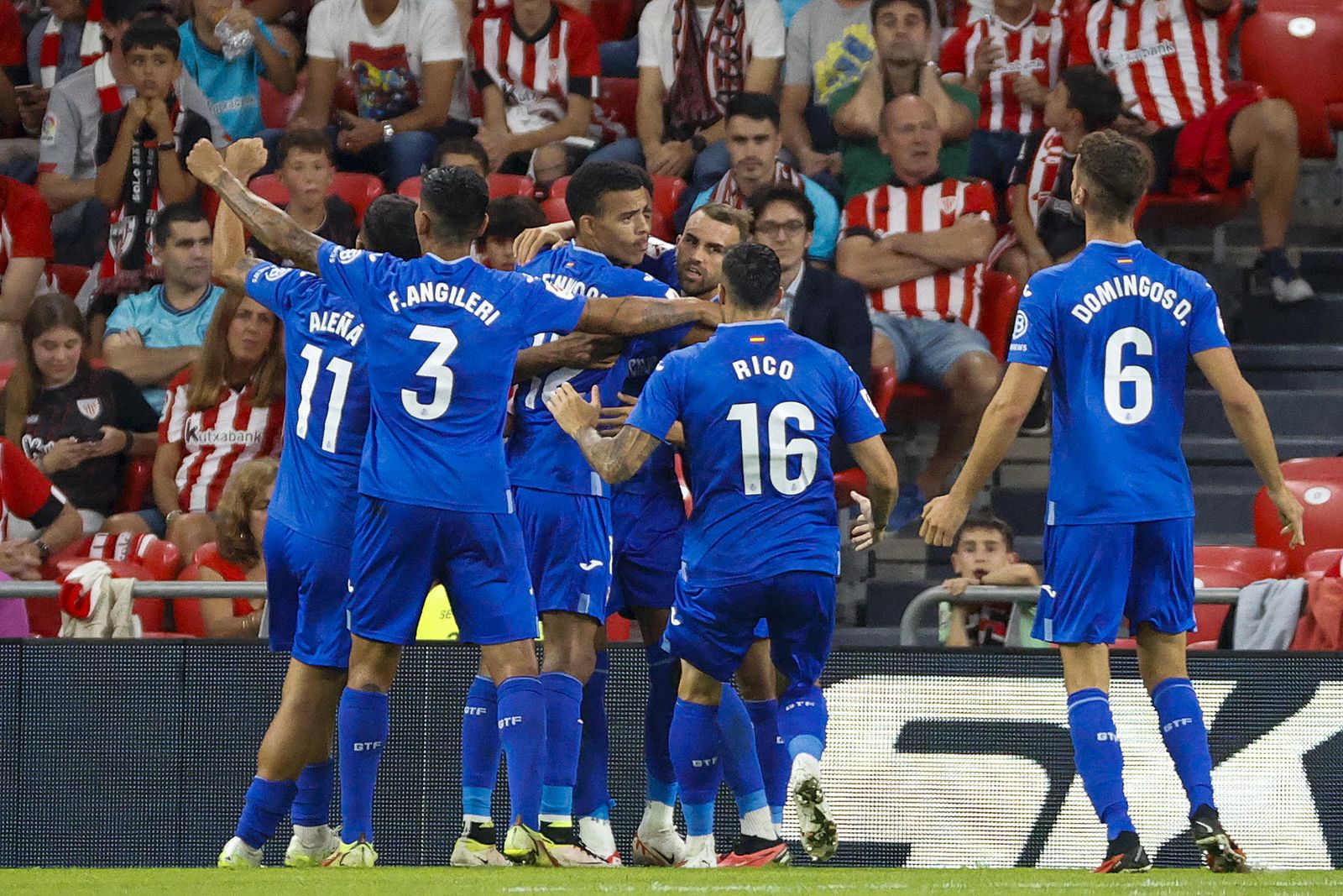 Los jugadores del Getafe celebran tras marcar ante el Athletic