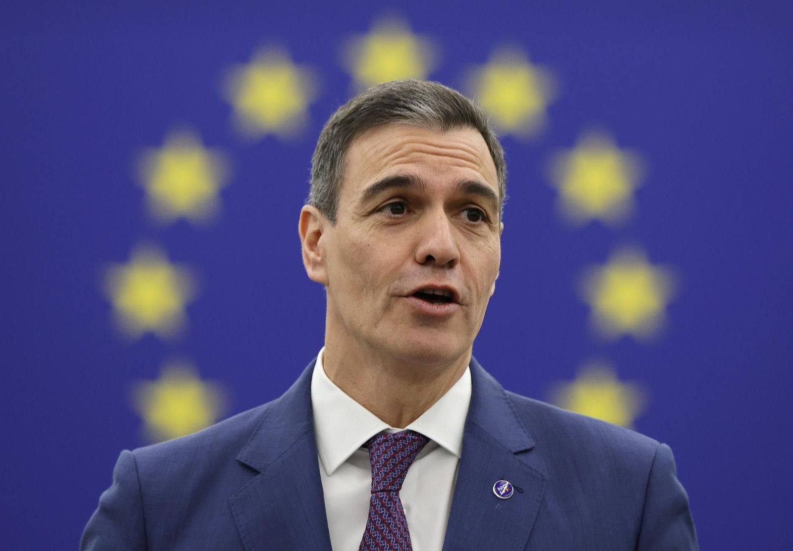 Sánchez defiende la amnistía en el Parlamento Europeo, donde ha coincidido con Puigdemont