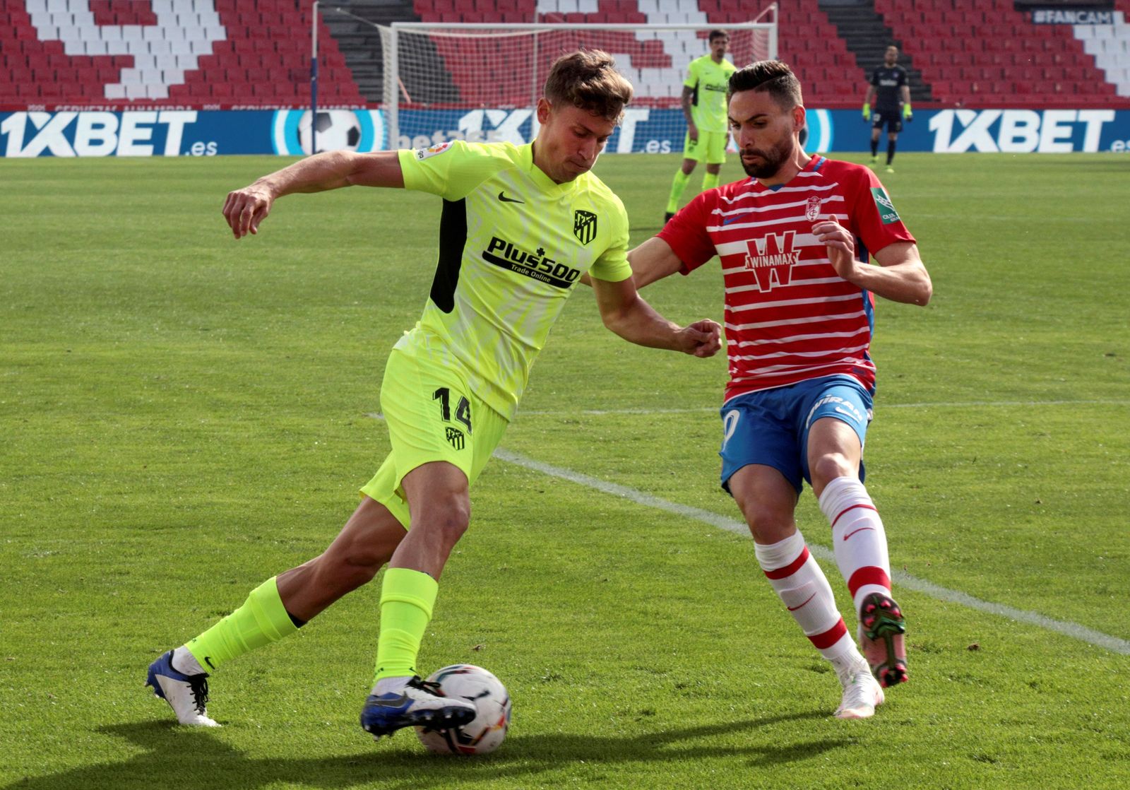 Maros Llorente ante el Granada