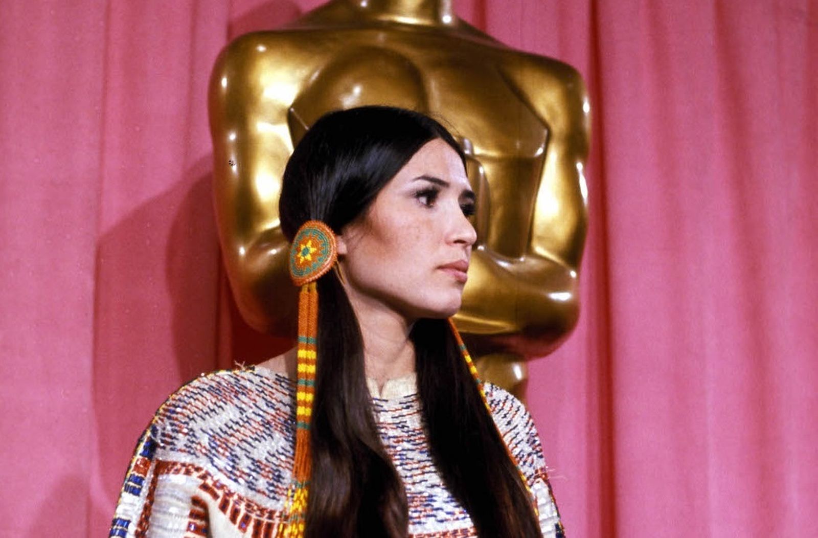 Sacheen Littlefeather durante la ceremonia donde reocogió el premio de Marlon Brando