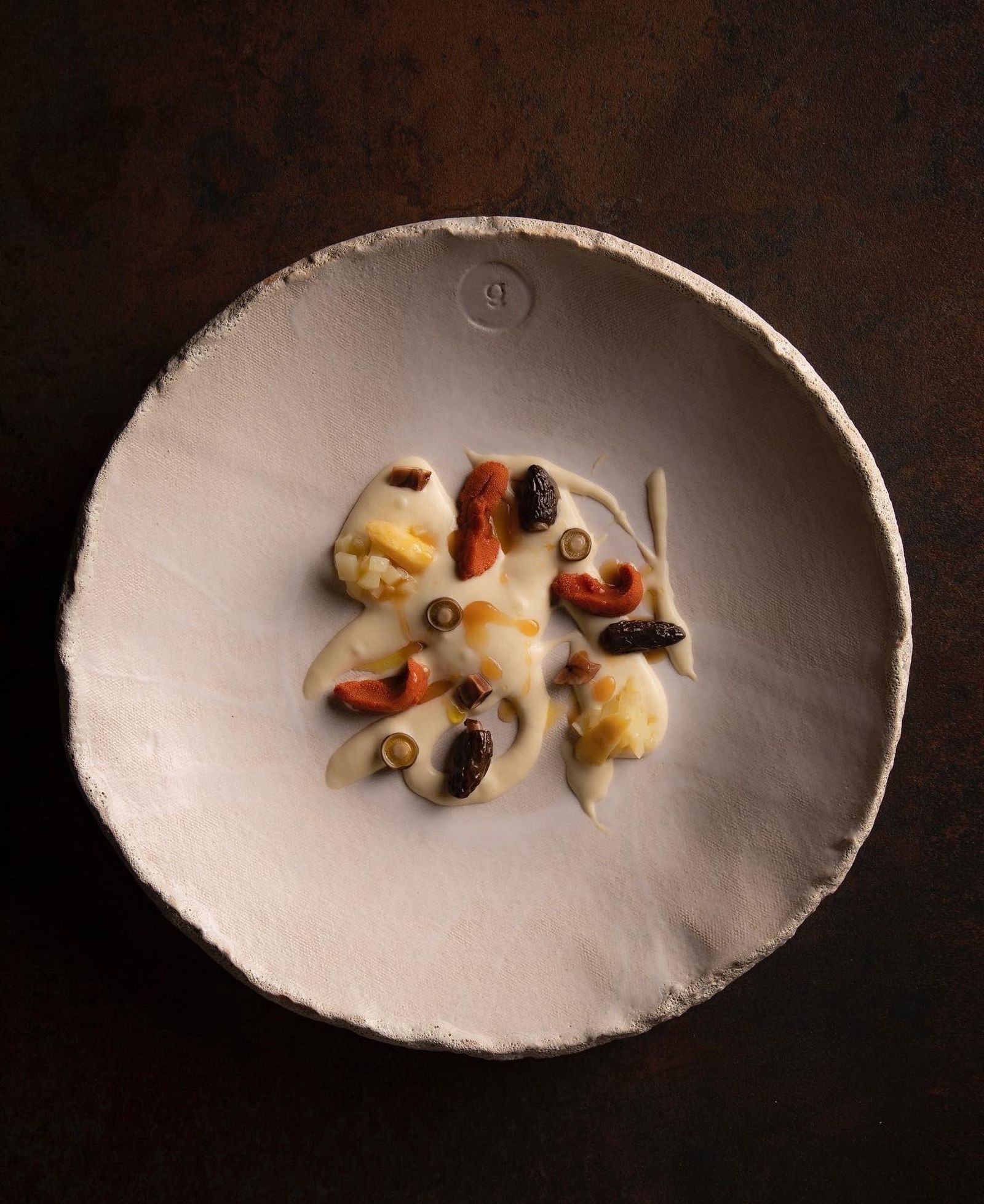 Vichyssoise de espárrago blanco de Navarra con tartar de sus yemas, sashimi de erizo y colmenillas al wok del restaurante Ugo Chan