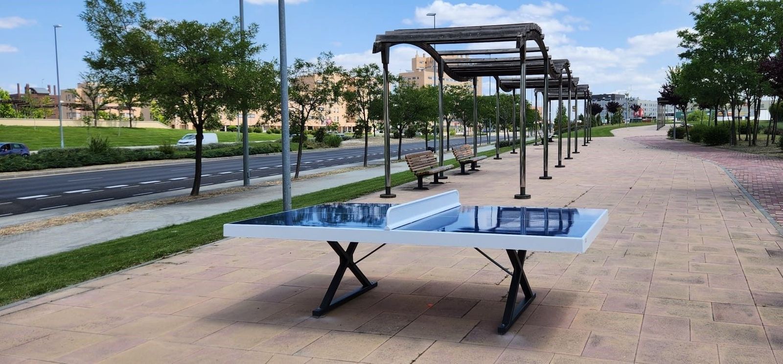 Mobiliario urbano en una avenida de Alcorcón