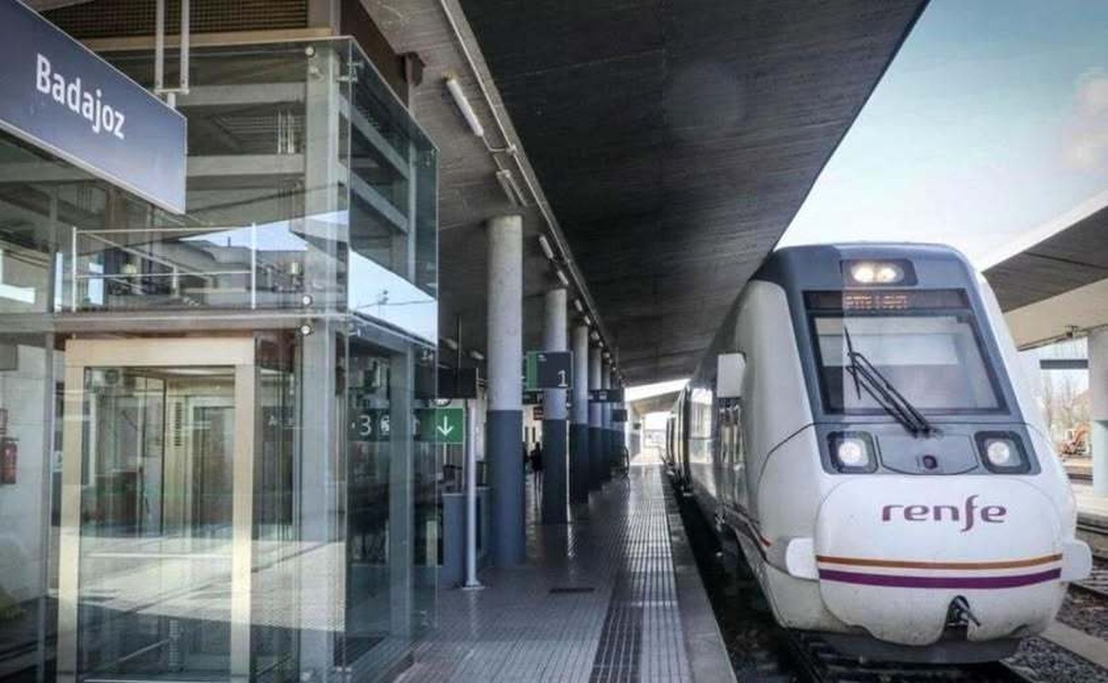 Tren de Media Distancia en la estación de Badajoz