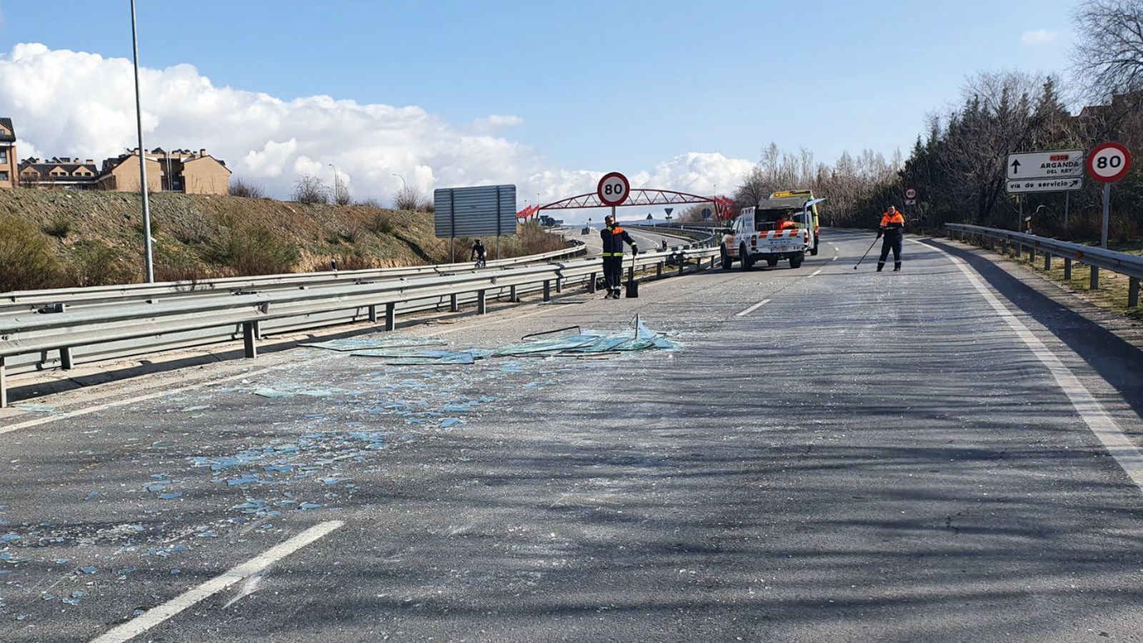 Operarios limpian la carretera